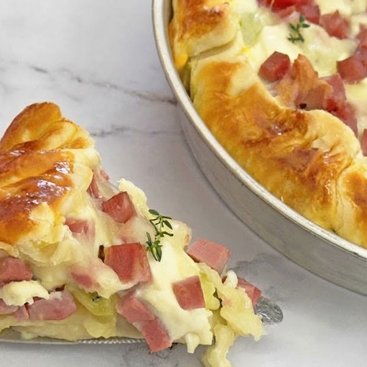 Torta salata patate, pancetta e scamorza: la ricetta rustica svuota-frigo filante e irresistibile