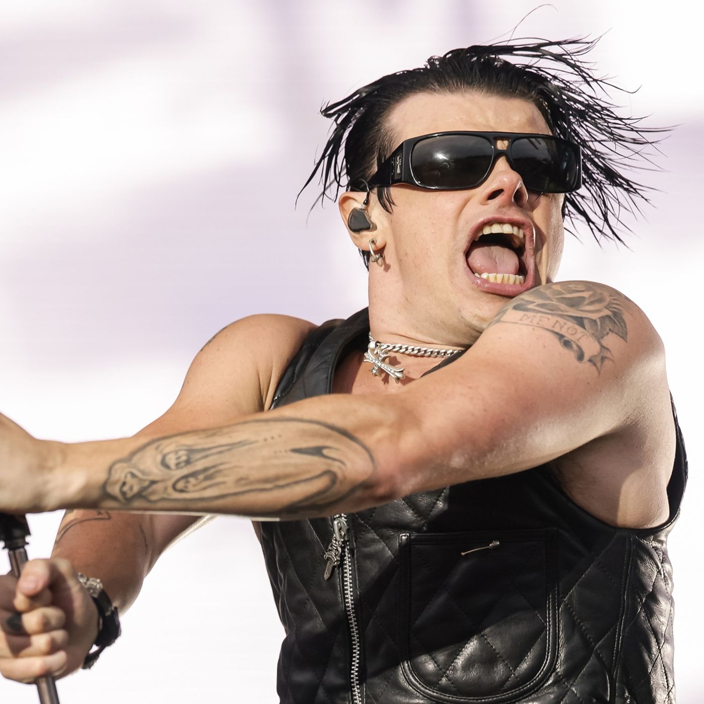 Watch Yungblud bring a couple onstage to reveal their baby’s gender: “What a beautiful fucking day”