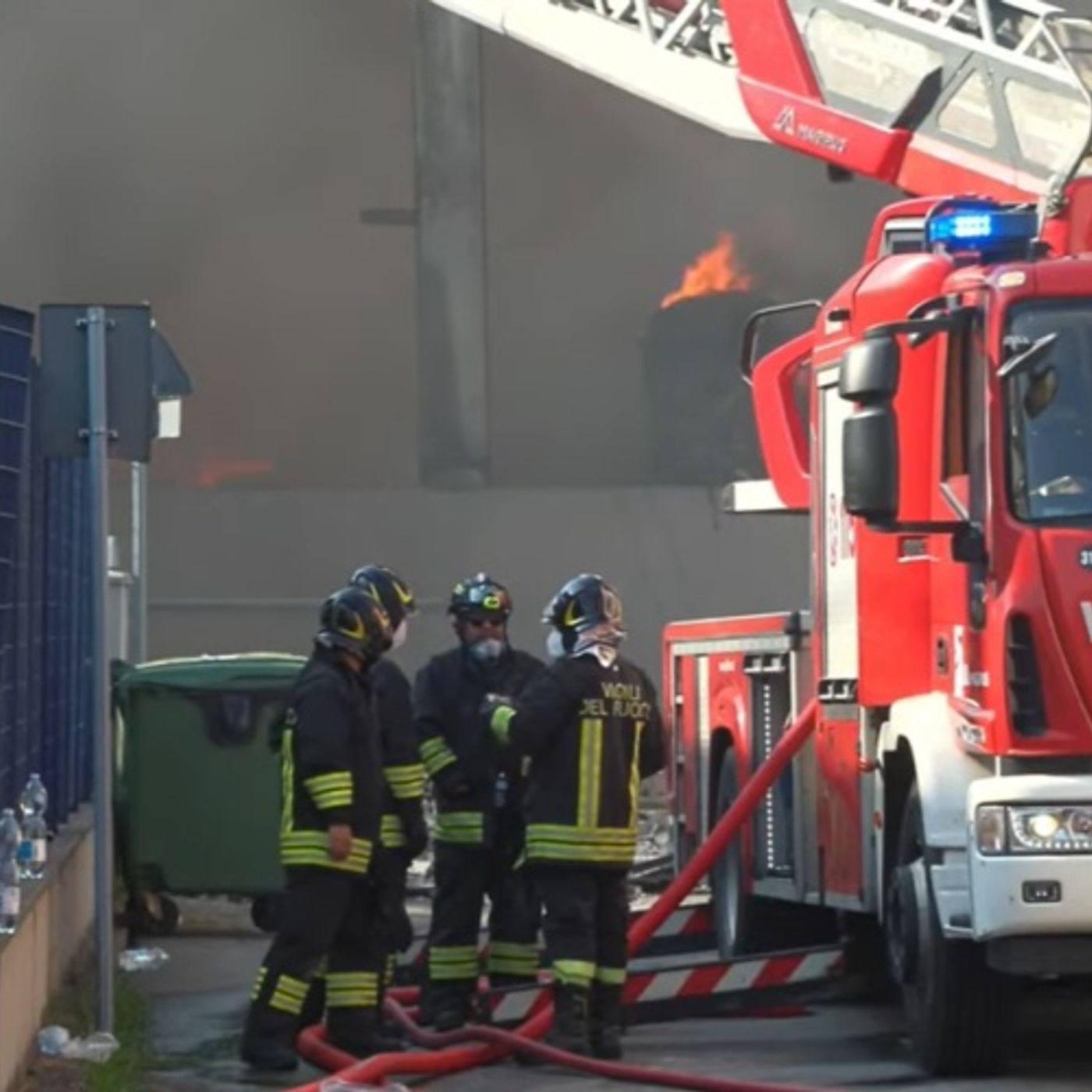 Milano, incendio in piattaforma ecologica. Bruciano rifiuti episode artwork