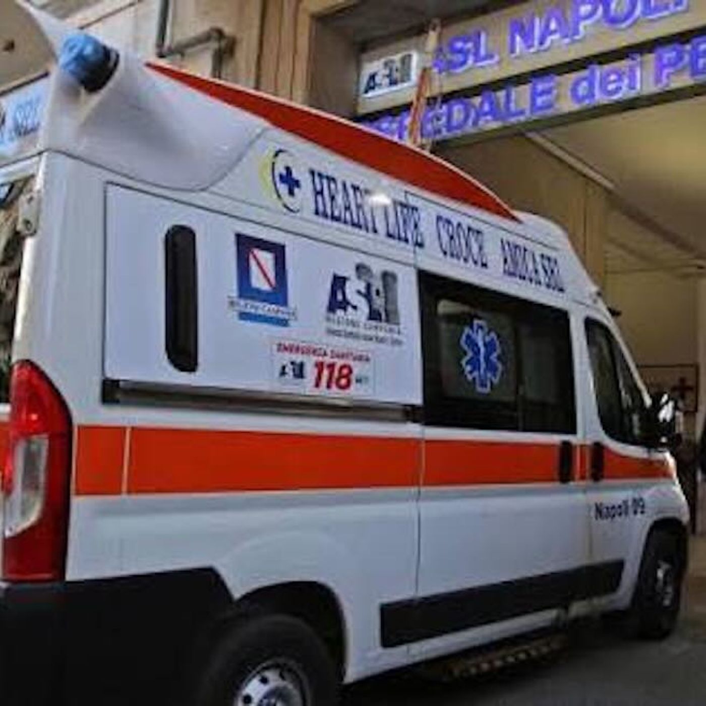Dramma alla Sanità, accoltella il figlio di 12 anni e la moglie poi tenta il suicidio episode artwork