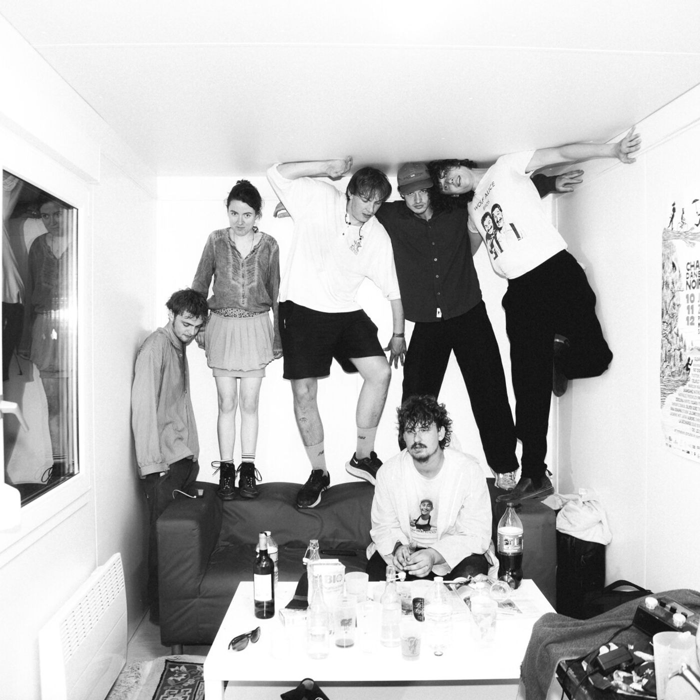 Fat Dog paint a picture of “two fucking insane people who argue constantly” on manic new single ‘Shit Love’