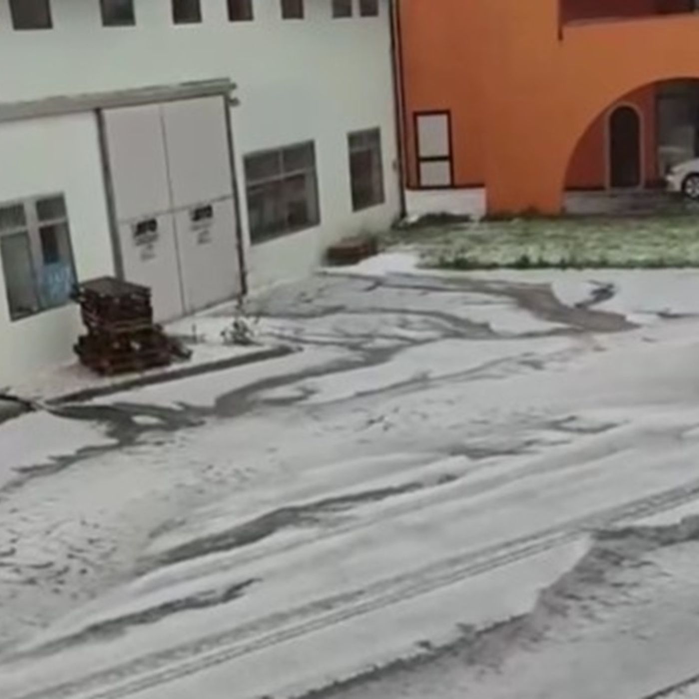 Grandinata in Altopiano, in strada una colata di acqua e ghiaccio episode artwork