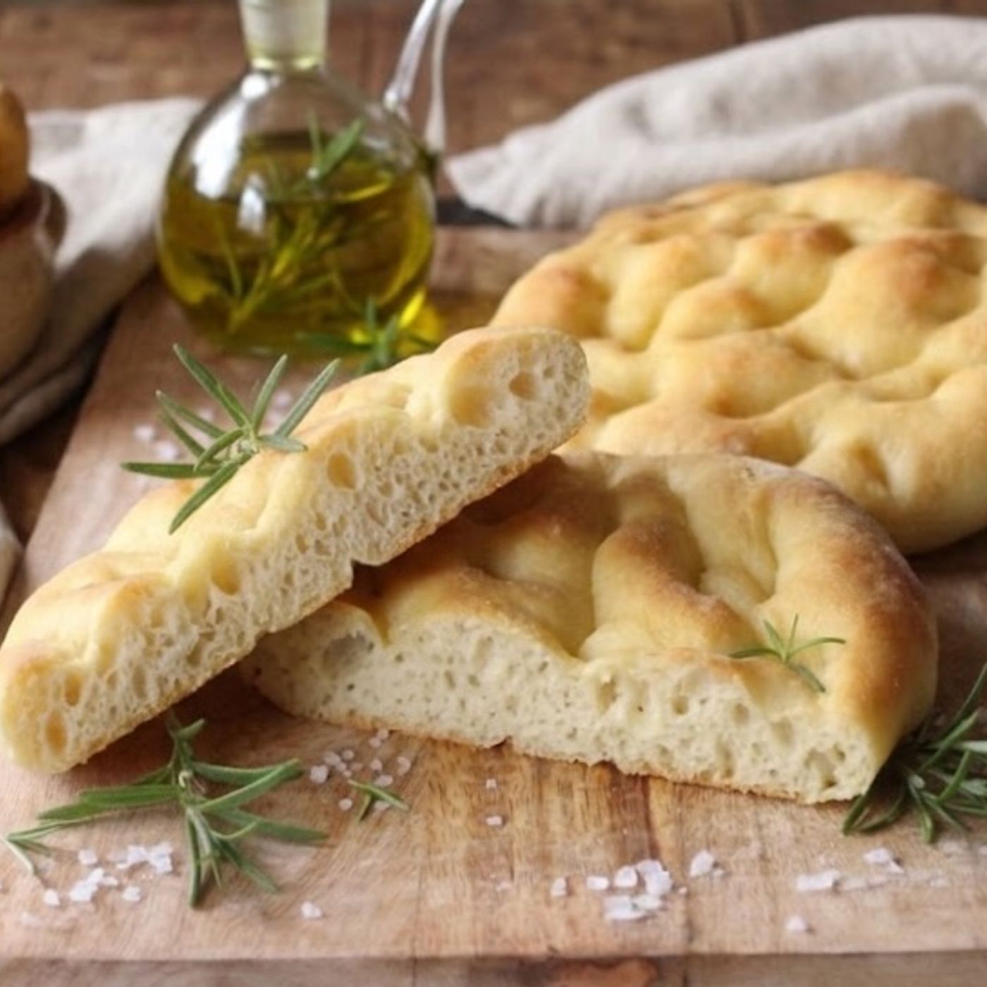 Focaccine alle patate: la ricetta facile, alta e soffice come una nuvola episode artwork