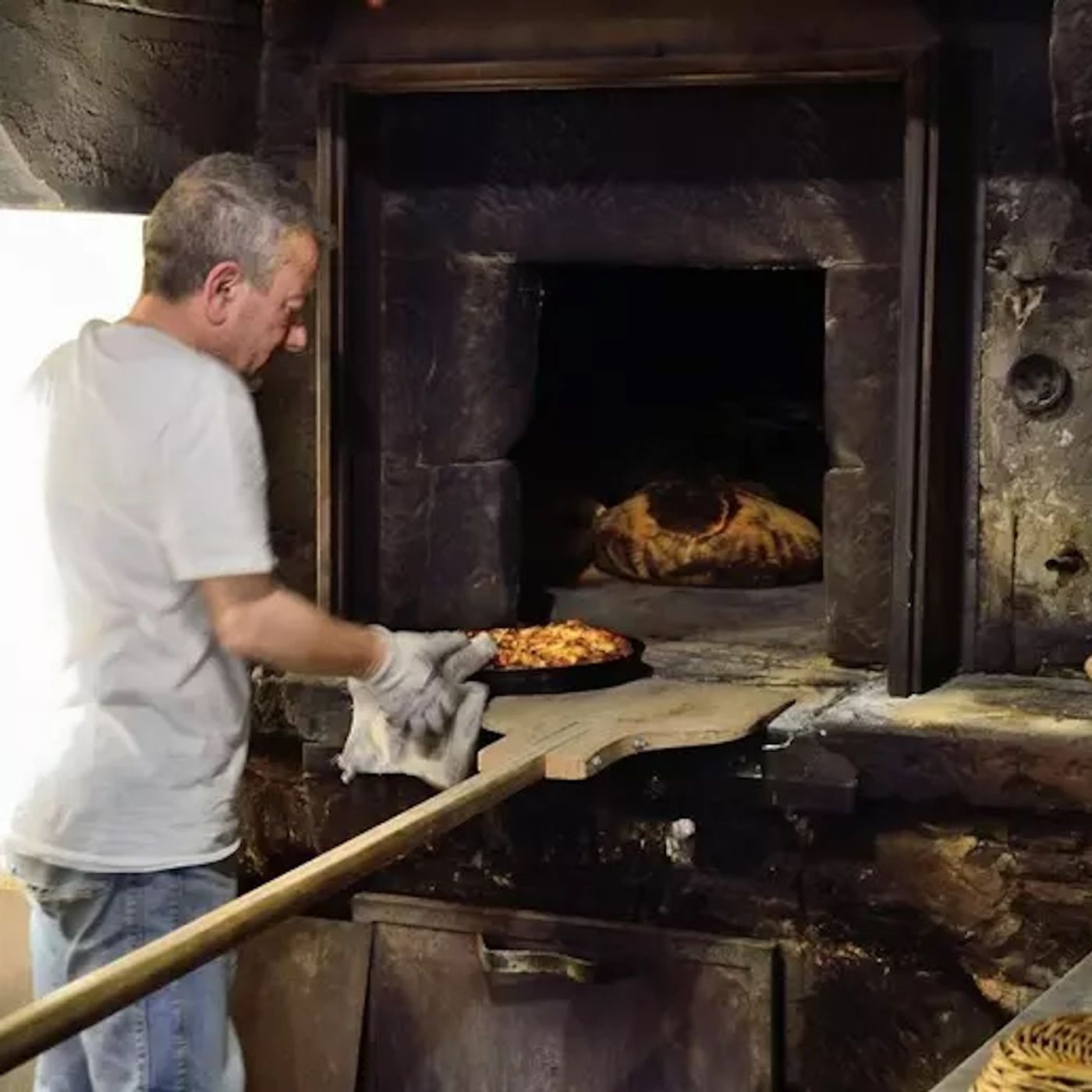 Compie 500 anni il forno a paglia più antico della Puglia episode artwork