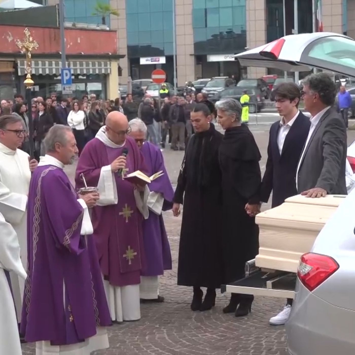 In mille per l’ultimo saluto a Riccardo Gemo, morto nello schianto di Asiago