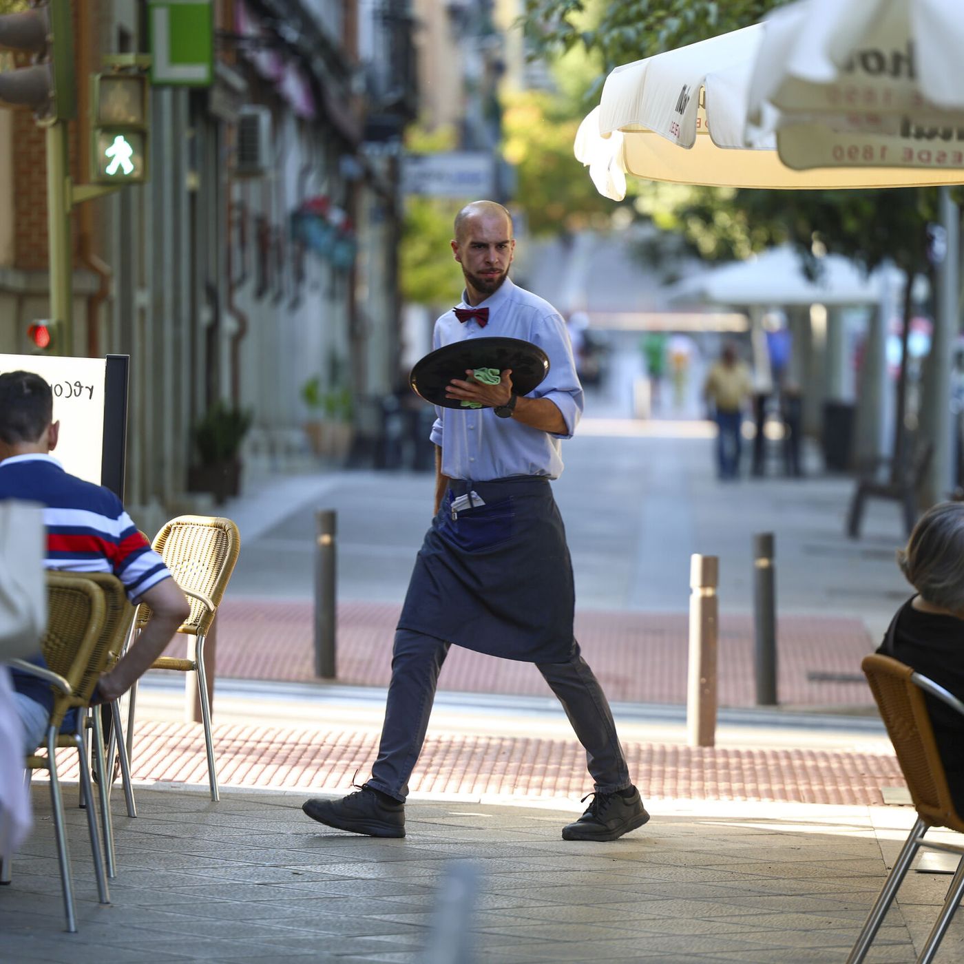 Kilómetro Cero: Teatro en museos madrileños y reacción de la hostelería a la nueva ley antitabaco episode artwork