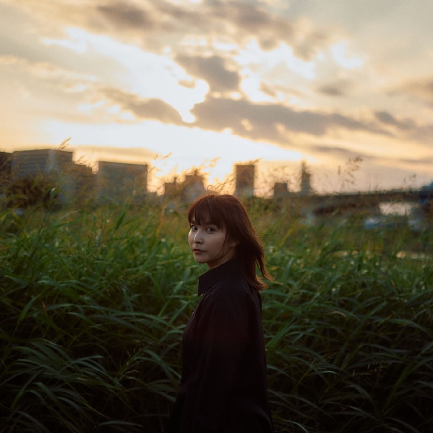 サカグチアミ、約6年半ぶりのフルアルバム『who am i？』リリース決定。弾き語り東名阪ツアーの開催発表も episode artwork