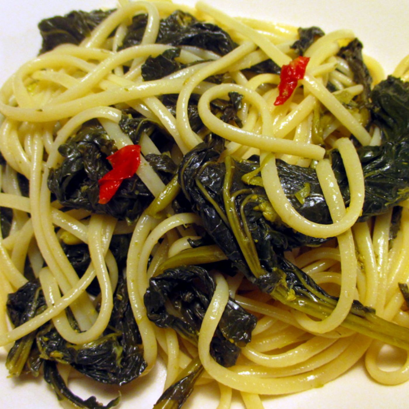Pasta con cime di rapa, aglio, olio e peperoncino