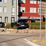 Il malore e poi l’uscita di strada sulla rotatoria: morto un settantenne