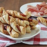 Grissini di sfoglia allo speck, ricetta facile e sfiziosa