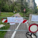 Frane in Valbrenta: pietre e detriti sulla ciclopedonale già chiusa. Ma lo stesso frequentata