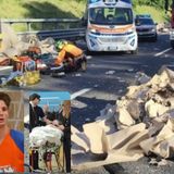 In barella al funerale del fidanzato: erano stati travolti da un carico sull’A1