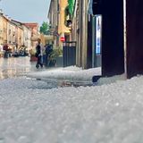 Grandinata in centro: strade e piazze “imbiancate” dai chicchi di ghiaccio – FOTOGALLERY
