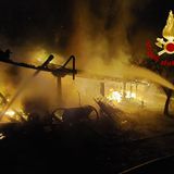 Notte di fuoco nell’ex agriturismo: bruciati mezzi agricoli e anche auto e moto d’epoca