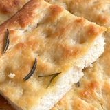 Focaccia con licoli, morbida e dorata