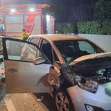 L’auto si schianta sul furgone parcheggiato: due persone ferite estratte dalle lamiere
