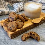 Biscotti di ceci con gocce di cioccolato in friggitrice ad aria
