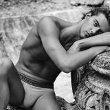 Ceccon si tuffa nella moda e scalda il web: per la maison Armani è lui l’uomo del momento