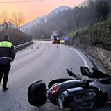 Si schianta con lo scooter su un muretto lungo la Sp46: morto un 59enne