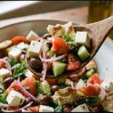 Insalata estiva ligure con formaggetta fresca, pomodori, cetrioli, cipolla e olive taggiasche