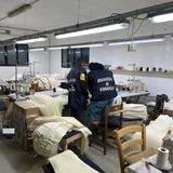 “Nero” nel tessile: 5 lavoratori cinesi abusivi nel garage di casa. Sanzioni per 12 mila euro