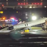 Usa, scontro tra aereo e camion all’aeroporto La Guardia, due morti. Scalo chiuso