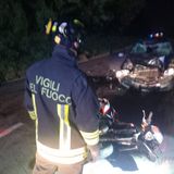 Due moto e un’auto si scontrano la sera di Ferragosto: tre feriti, gravissimi due giovani