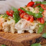 Focaccia con stracchino rucola e pomodorini: la ricetta facile, alta e fragrante