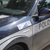 Con l’auto travolge e uccide un anziano, poi fugge e provoca altri incidenti: bloccato dai cittadini
