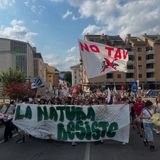 Diverse centinaia in corteo per i boschi minacciati dal Tav: idranti per impedire l’accesso al cantiere