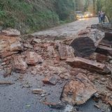 Frana lungo la Sp46, strada chiusa in località Asse. Il senso unico alternato da domattina