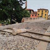Tre giovani si schiantano in auto in zona pedonale: danneggiato il seicentesco Ponte San Michele