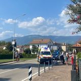 Auto tampona motocicletta in strada, pilota sbalzato al suolo. Ferito ma non è grave