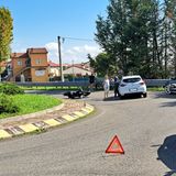 Auto urta e fa cadere una moto in rotatoria. Ferito il 44enne sbalzato al suolo