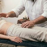 La seduta si trasforma in violenza sessuale: condannato noto operatore olistico