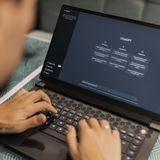 AI już nie ukryje swojej tożsamości. Co zmieniają nowe przepisy AI Act?