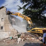 Cambia volto il centro di Cornedo: demolita Casa Rancan in piazza Aldo Moro