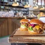 Alimentazione estiva: insalate di riso, panini e alternative leggere per restare in forma