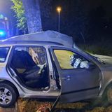 In rianimazione un 28enne: si è schiantato addosso a un albero con l’auto