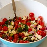 Insalata di pomodorini e feta: la ricetta fresca e veloce ispirata alla cucina greca