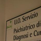 Vuole entrare in psichiatria brandendo un coltello: fermato dai poliziotti