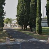 Ladra fulminea in azione in cimitero fingendosi una parente: sparisce l’orologio