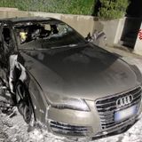 Audi distrutta dalle fiamme nella notte. Causa incerta, indagano pompieri e carabinieri
