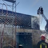 Fiamme sul tetto in manutenzione, scoppia una bombola. I Vigili del Fuoco circoscrivono il rogo