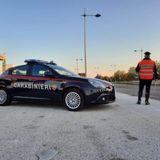 Giovane ubriaco si scaglia contro i carabinieri: arrestato per lesioni, resistenza, oltraggio e guida in stato di ebbrezza