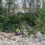 Ciclista ruzzola per dieci metri in una scarpata e rimane ferito