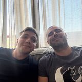 Alessandro Di Battista lascia il Gemelli: “Sto meglio e finalmente sono a casa!”