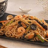 Noodles con verdure e frutti di mare freschi o surgelati