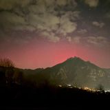 La tempesta solare accende un’aurora boreale da record sui cieli vicentini