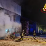 Incendio nel deposito di legna per l’industria del mobile. Pompieri all’opera fino all’alba